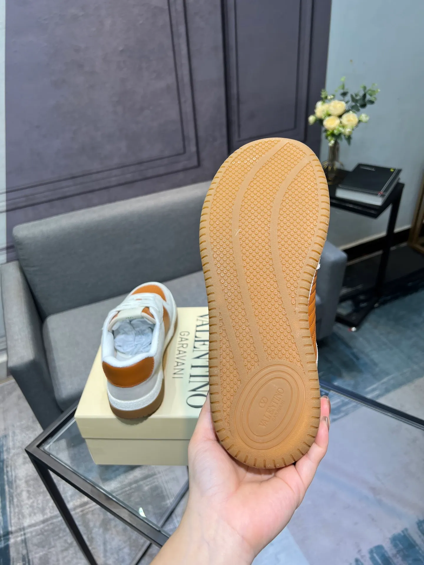 Men's shoes 💰720 VALENTINO Valentino 2025 popular casual sports shoes! 👍Fabric: Original custom punched + full-grain cowhide 👍Feet: cowhide + V-mark special injection insole (original 1:1) 👍Outsole: TPR+raw rubber combination wear-resistant outsole 👍Packaging: original beige full set of noble counter packaging 👍Code number: women's 35-41, men's 38-45 women's 40.41 men's 45.46 customized